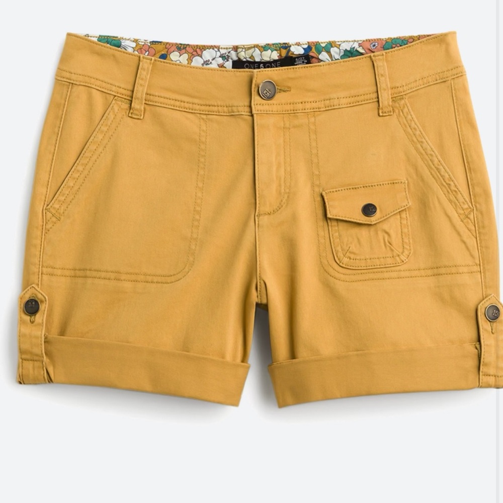 Luella Mid Rise Coin pocket roll short . Super cute
